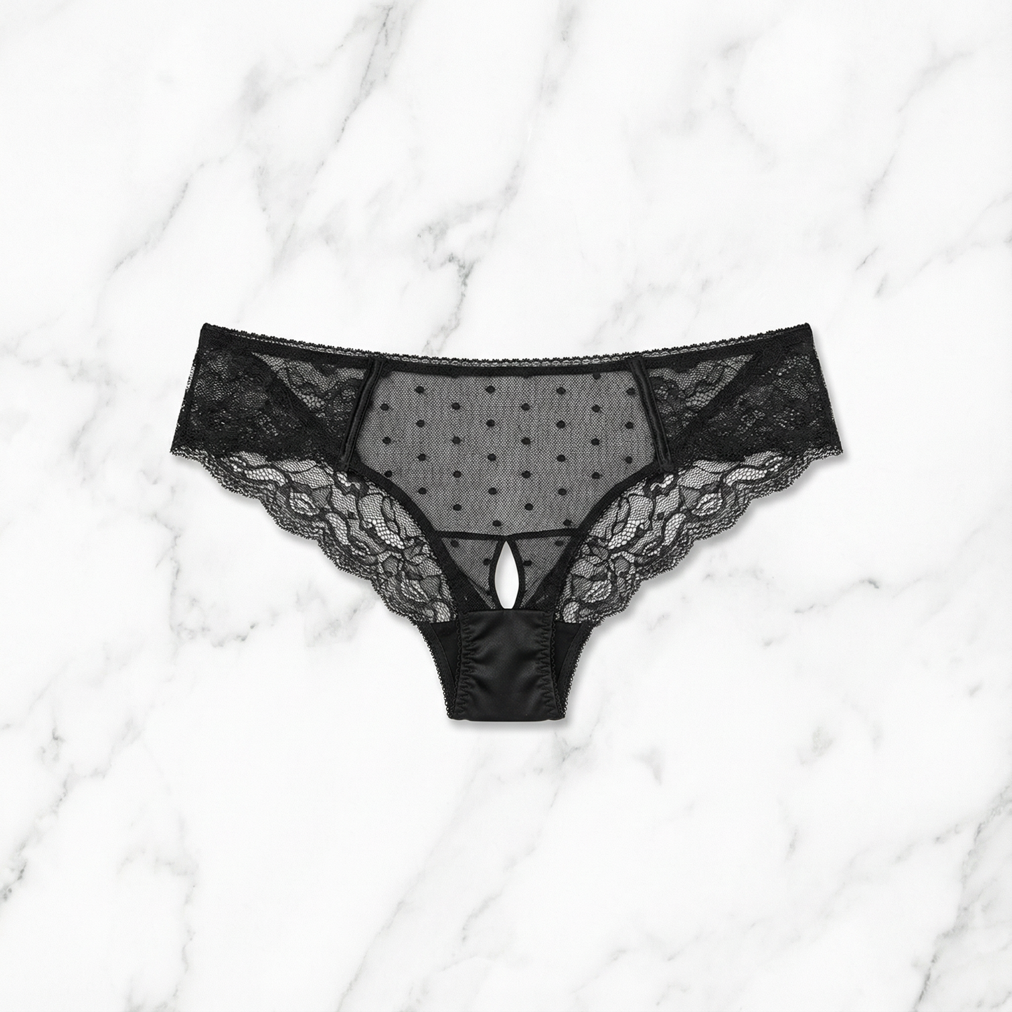 Close-up van het delicate kantwerk en open kruisdetail van dit elegante slipje, maat S/M