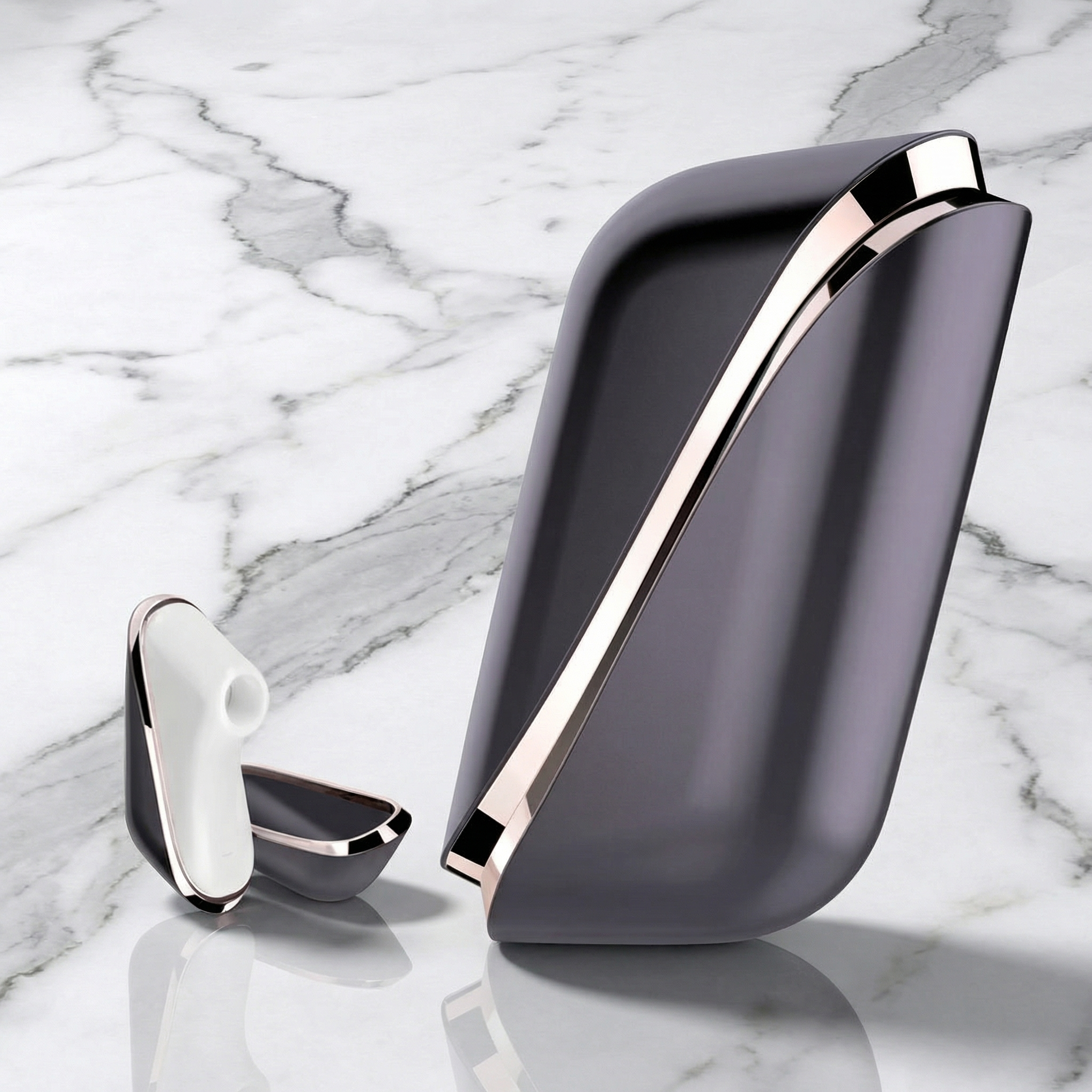 Satisfyer Pro Traveler in compact formaat op neutrale achtergrond