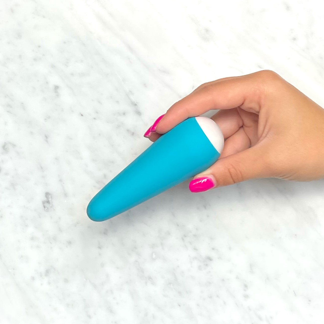 Joni Massager van De Paarse Keizerin in vooraanzicht, compact ergonomisch ontwerp met zachte textuur