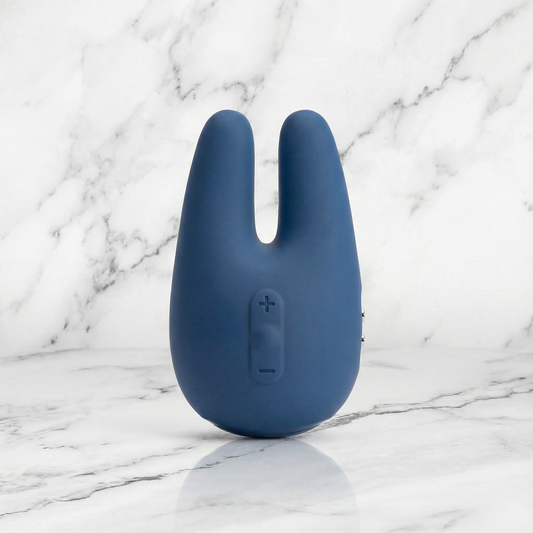 Jimmyjane Form 2 in roze uitvoering liggend op zijde, stijlvol getoond