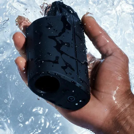 Arcwave Ion 2 vastgehouden onder water, volledig waterdicht voor zorgeloos gebruik