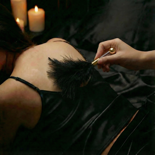 Zijaanzicht van paarse streelveer met lint voor sensueel spel