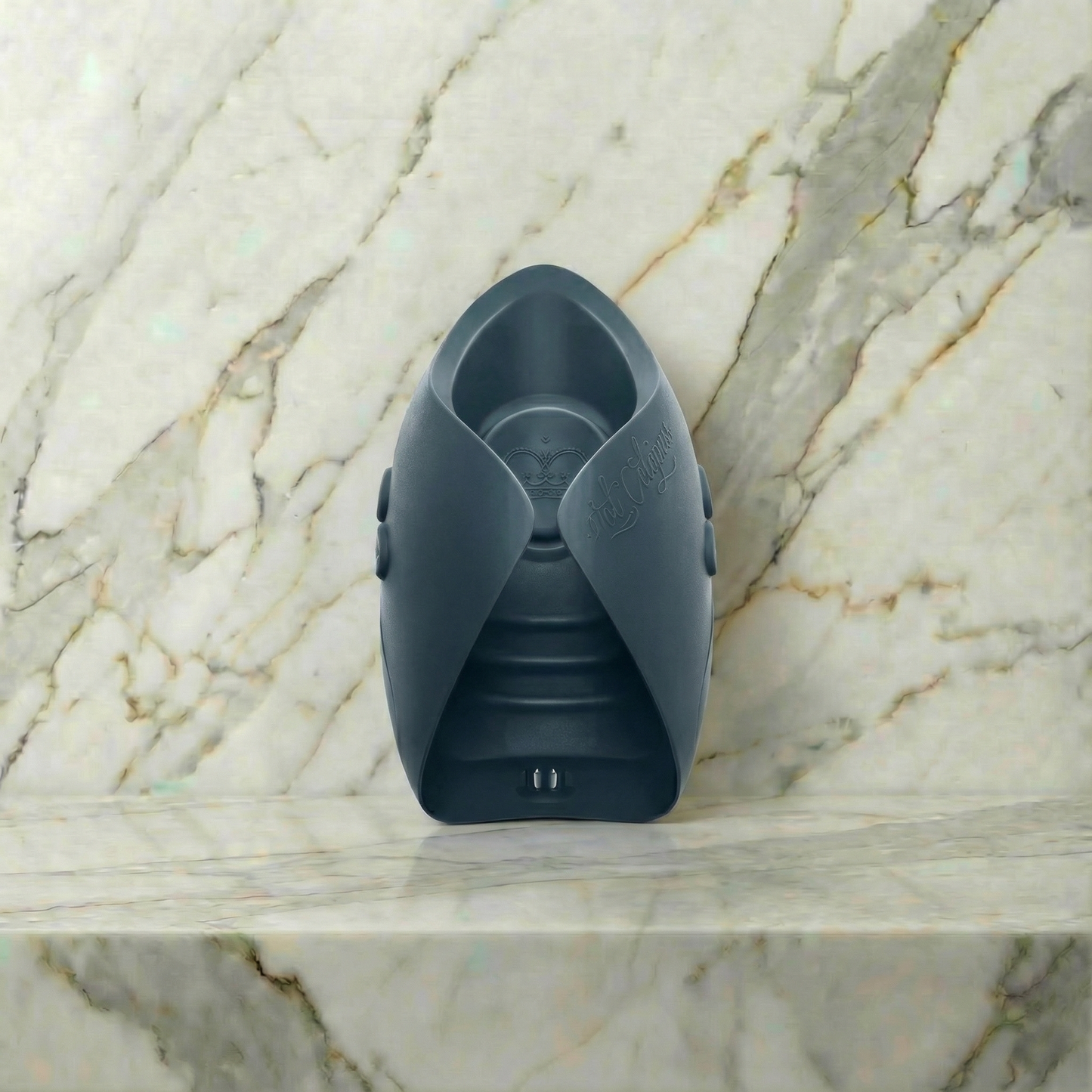 Octopuss Pulse Solo Essential stimulator in zwart, vooraanzicht op neutrale achtergrond