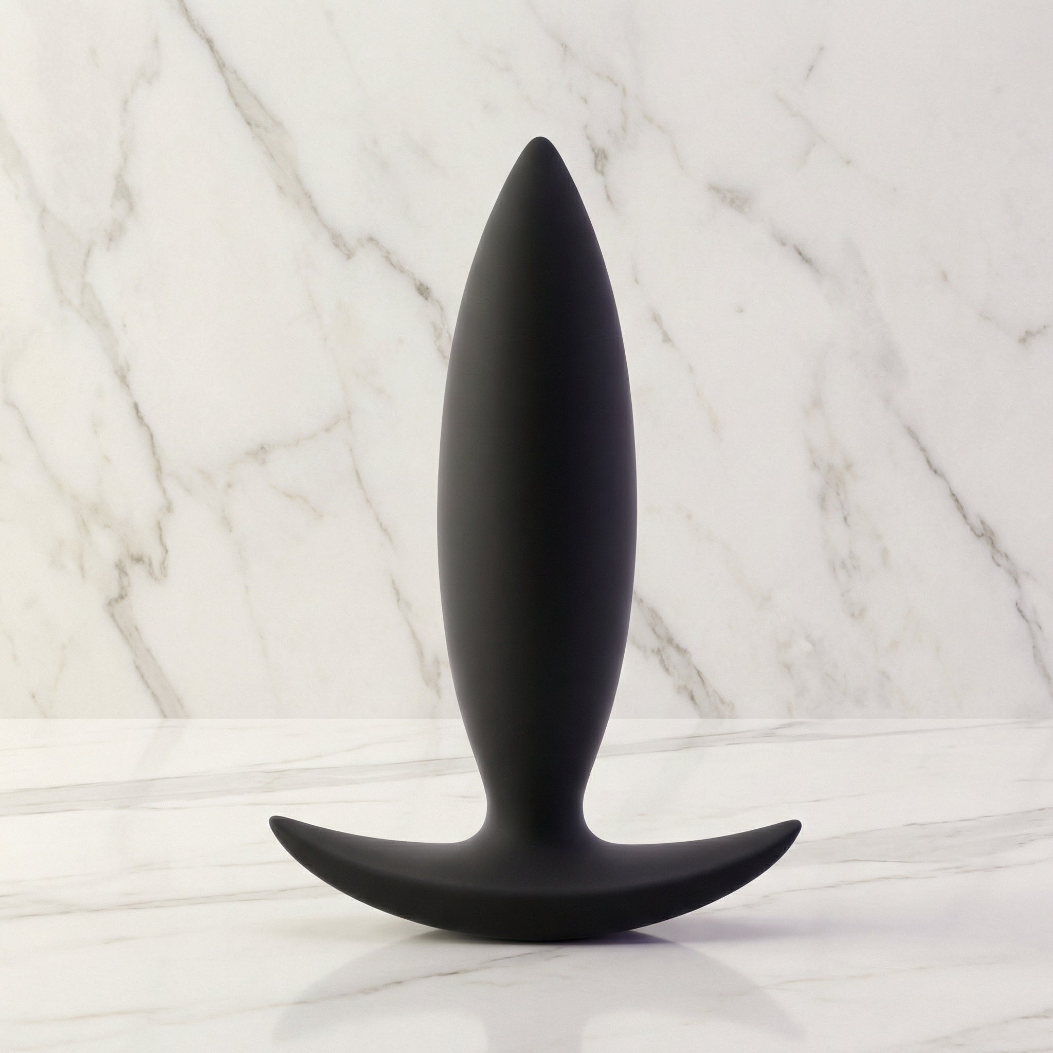 Zwarte slanke buttplug van De Paarse Keizerin op witte achtergrond, ideaal voor beginners