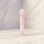 Roze yoni wand van rose quartz van De Paarse Keizerin op witte achtergrond, small formaat