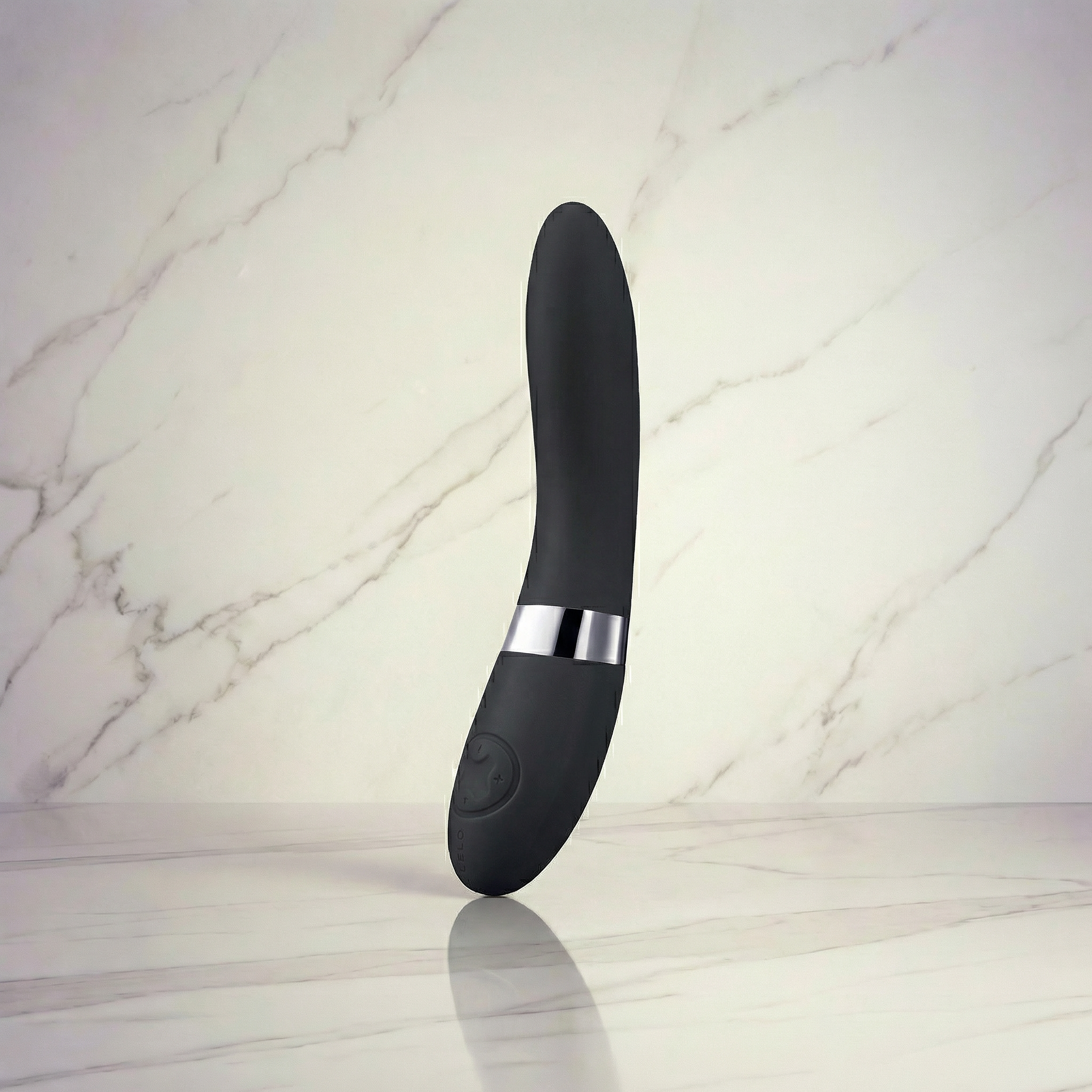 Lelo Elise 2 vibrator in zwart op witte achtergrond - elegant gebogen design