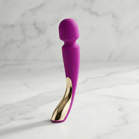 Close-up van bedieningsknoppen op zwarte Lelo Smart Wand Massager Large 2