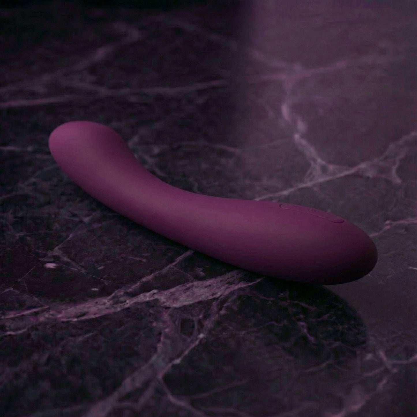 Svakom Amy 2 vibrator zijaanzicht met ergonomische vormgeving