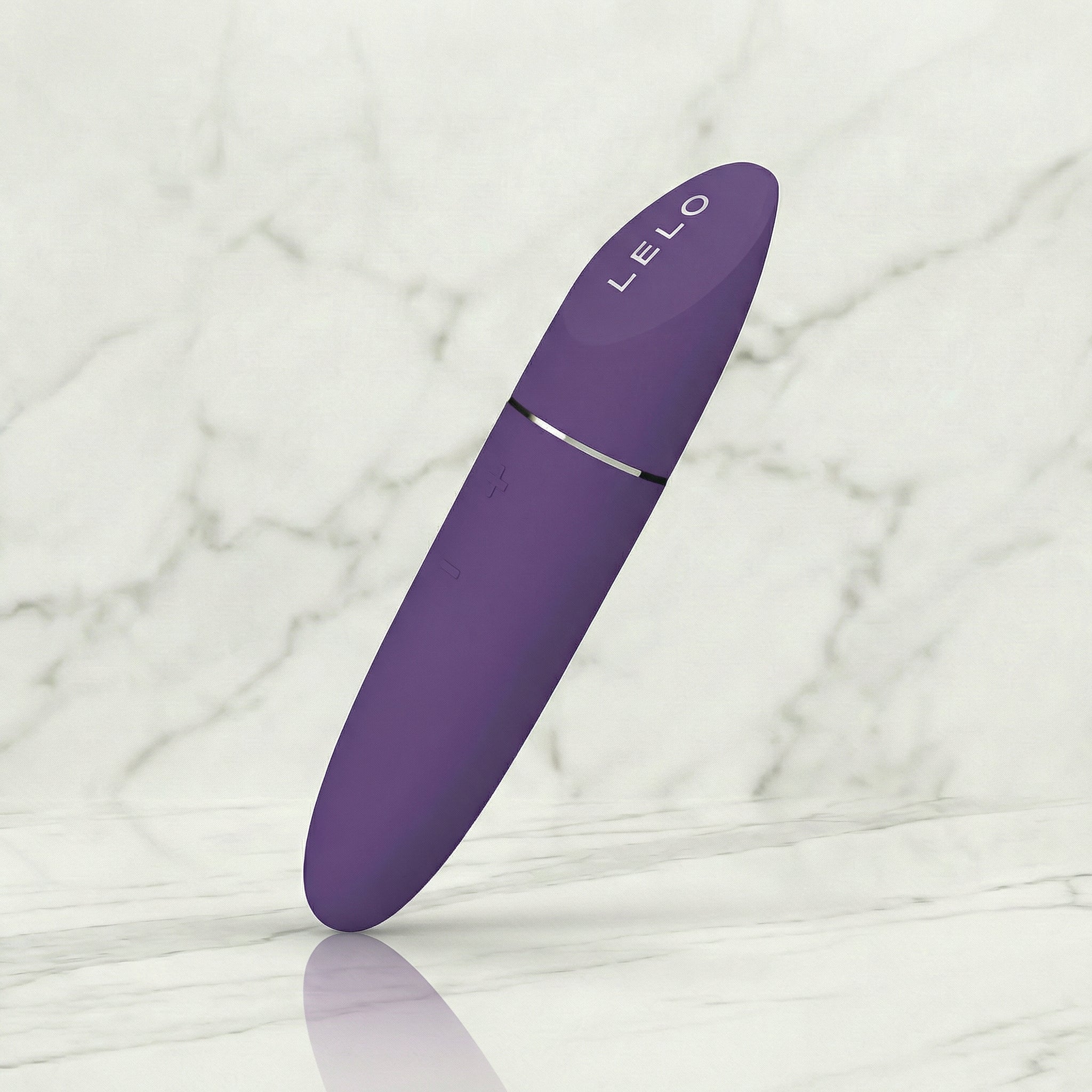 Zwarte Lelo Mia 3 lippenstift vibrator rechtop op witte achtergrond