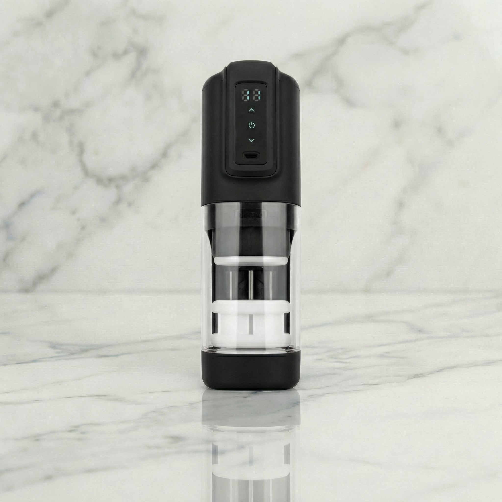 CRUIZR masturbator met stoot-, rotatie- en vibratiefuncties in neutrale kleur op witte achtergrond