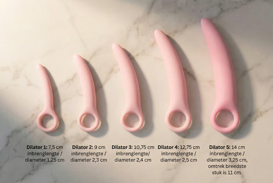 Roze siliconen dilator set van 5 stuks in oplopende maat op marmeren ondergrond