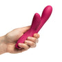 Je Joue Hera rabbit vibrator roze siliconen met dubbele stimulatiearmen vastgehouden in hand