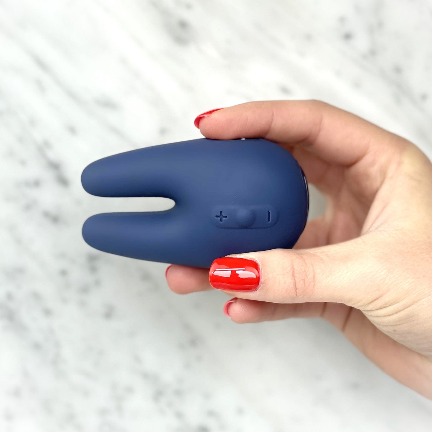 Detail van zachte siliconen textuur op roze Jimmyjane Form 2 van De Paarse Keizerin