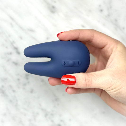 Detail van zachte siliconen textuur op roze Jimmyjane Form 2 van De Paarse Keizerin