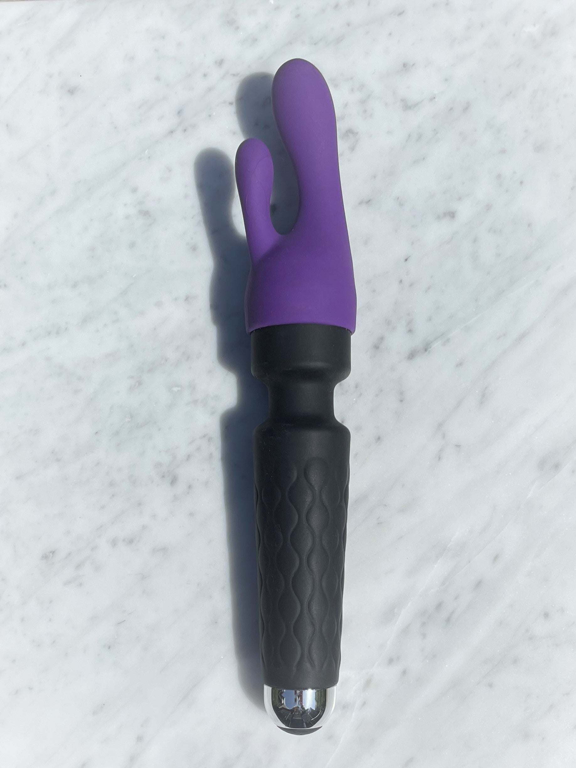 Zijaanzicht rabbit opzetstuk wandmassager De Paarse Keizerin met ergonomisch ontwerp