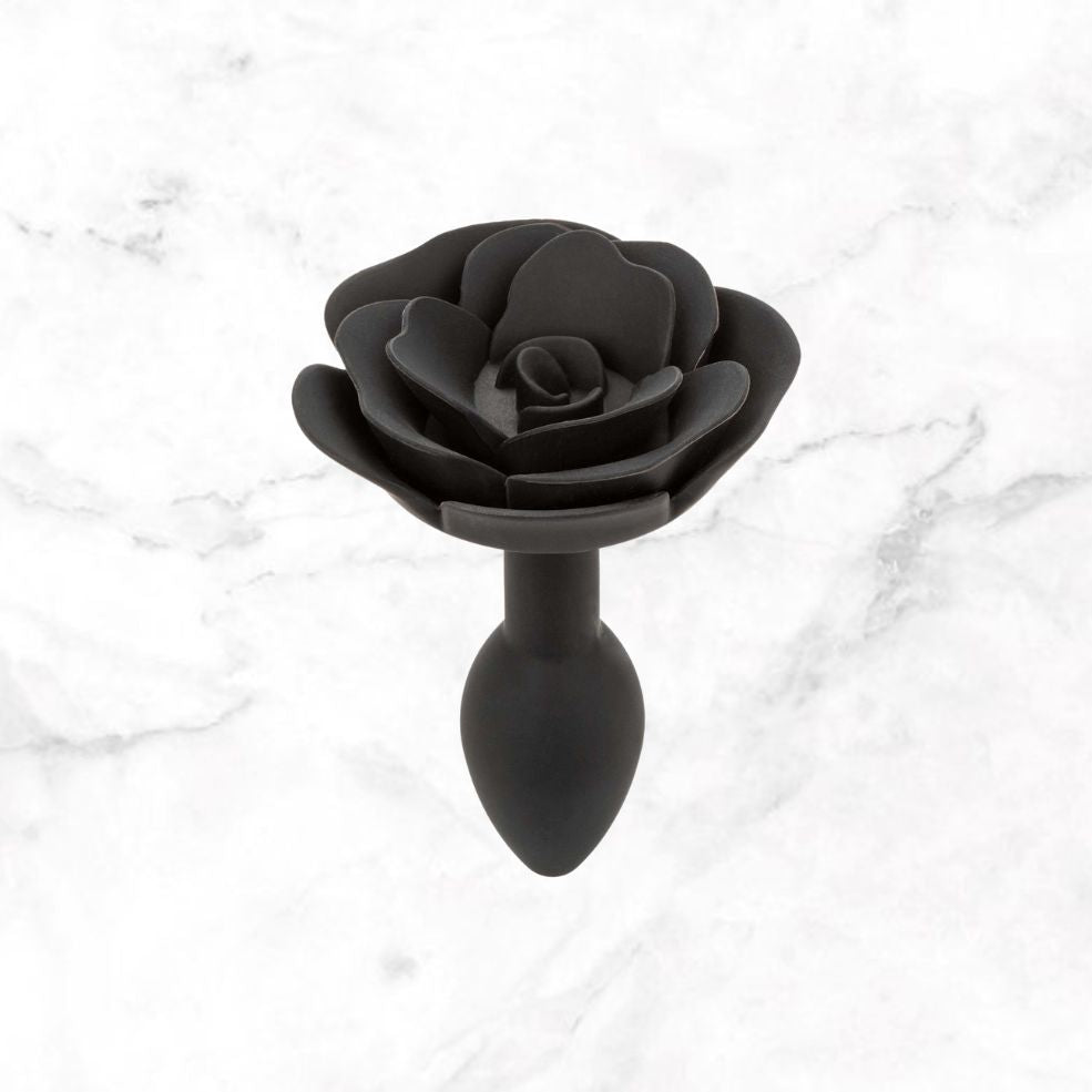 Zijaanzicht rose buttplug Small met elegante vorm en veilige basis voor comfortabel gebruik