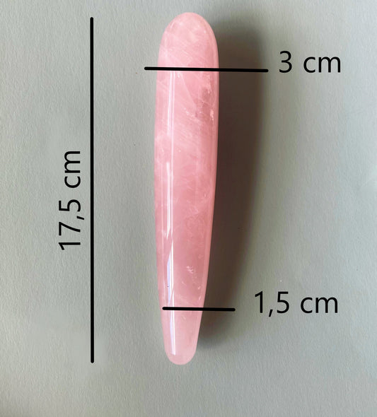 Close-up van rozenkwarts massage wand met zichtbare kristalstructuur en ergonomische vorm