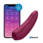 Satisfyer Curvy in bordeauxrood naast smartphone met app-bediening en Bluetooth-verbinding