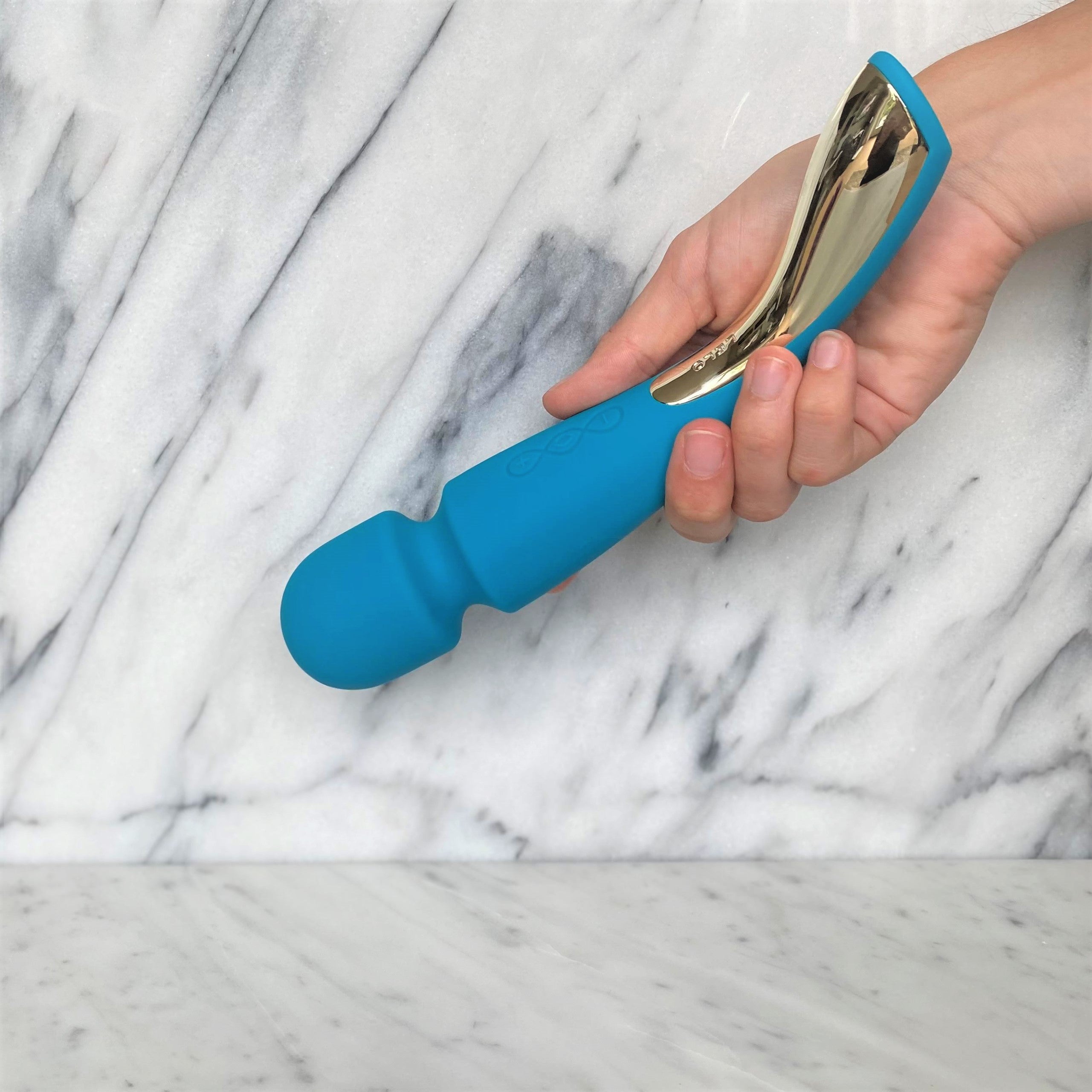 Zijaanzicht van zwarte Lelo Wand Massager Medium 2 met ergonomische handgreep