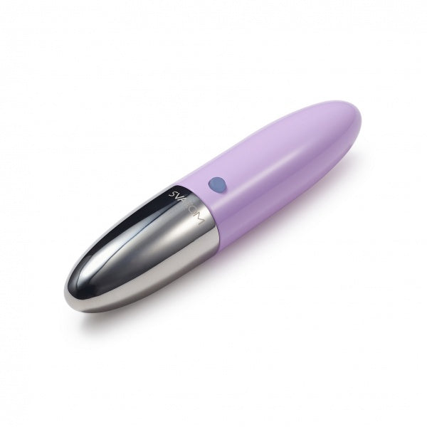 Compacte lila en zilverkleurige Svakom Rebecca lipstick vibrator met metallic punt op witte achtergrond