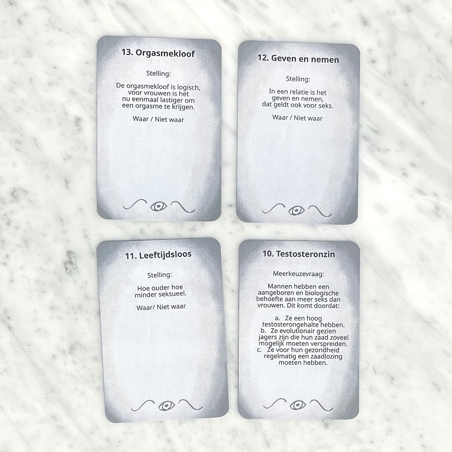 Wellust intimiteit kaarten uitgespreid, toont verschillende speelkaarten met vragen over verlangen en verbinding