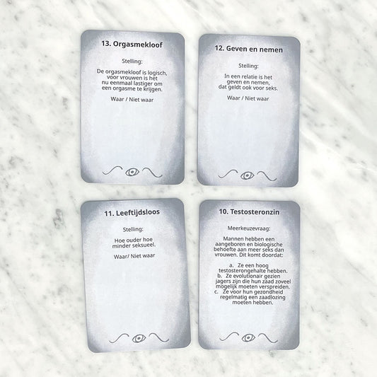 Wellust intimiteit kaarten uitgespreid, toont verschillende speelkaarten met vragen over verlangen en verbinding